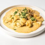 עוף בקארי צהוב וחלב קוקוס (פיקנטי)